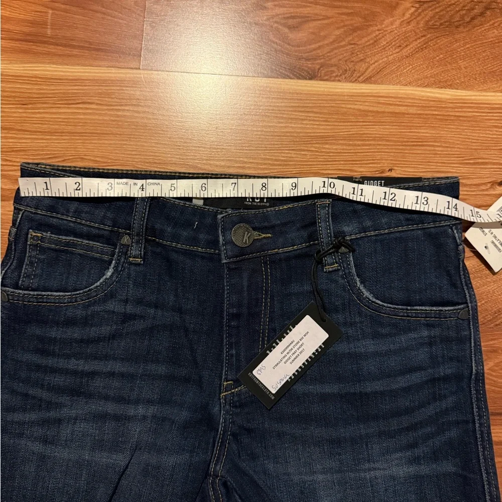 Kut from the Kloth Gidget Fray Shorts - Picture 6 of 7